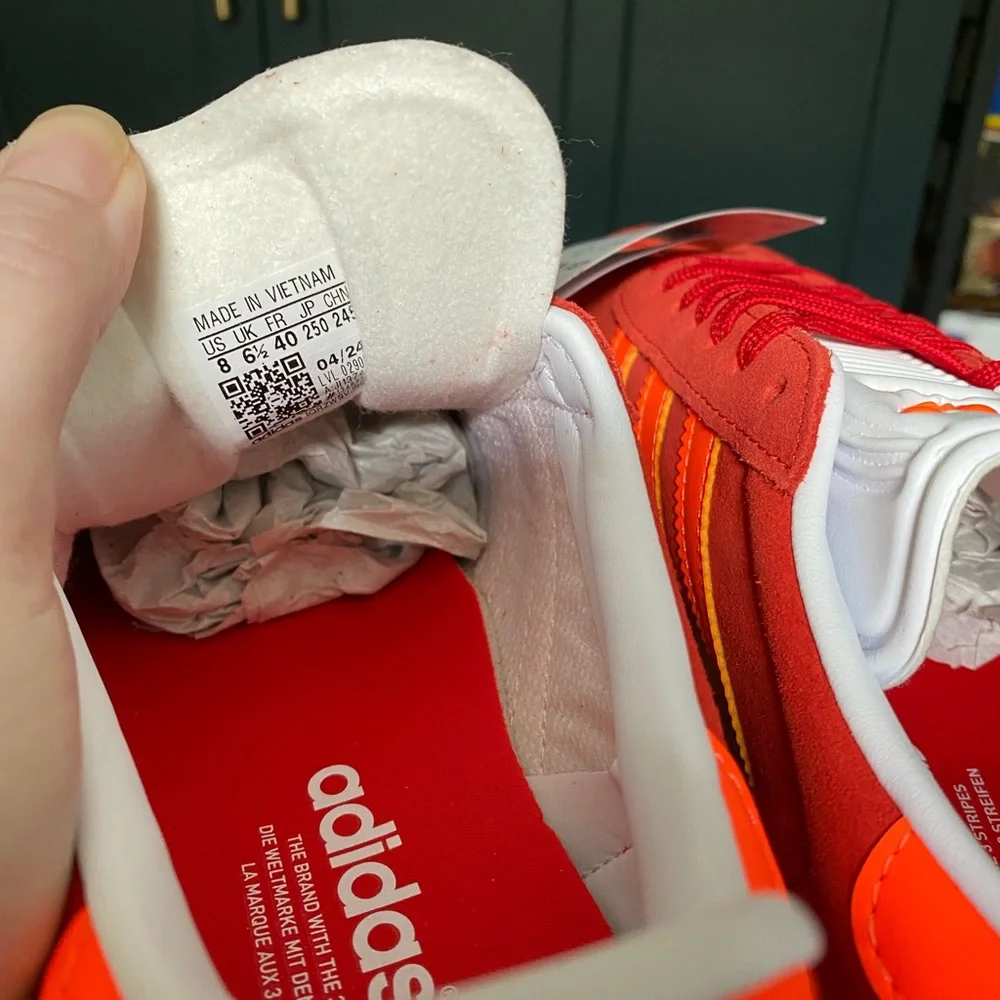 Adidas Gazelle Women’s Size 8 Red & Solar Orange Shoes NWT - Picture 4 of 11